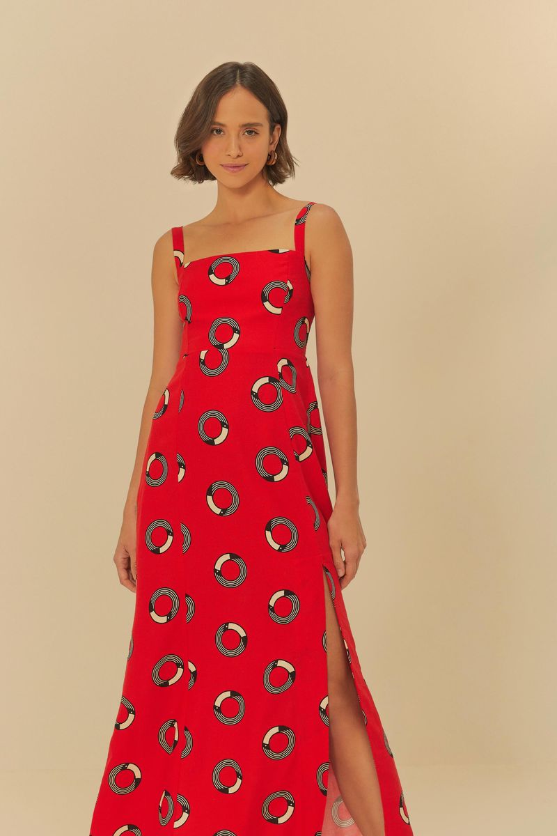 Vestido rojo con estampado de bolitas, vista frontal con abertura lateral.