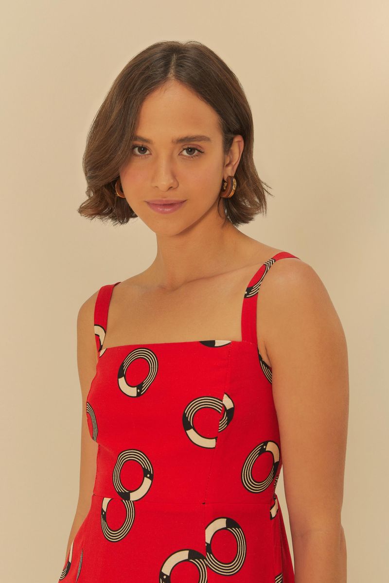 Primer plano del vestido rojo con estampado de bolitas, destacando el escote cuadrado.