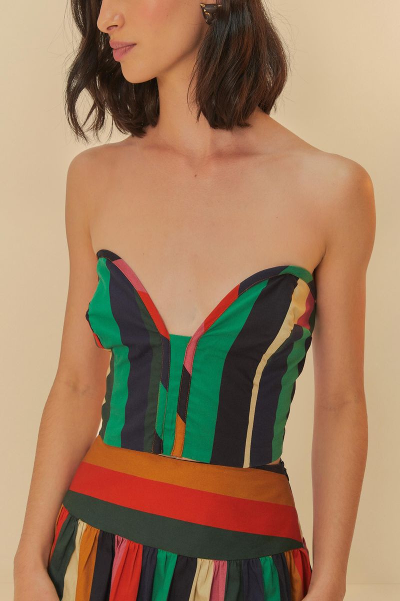 Detalle-del-escote-del-cropped-con-rayas-multicolor