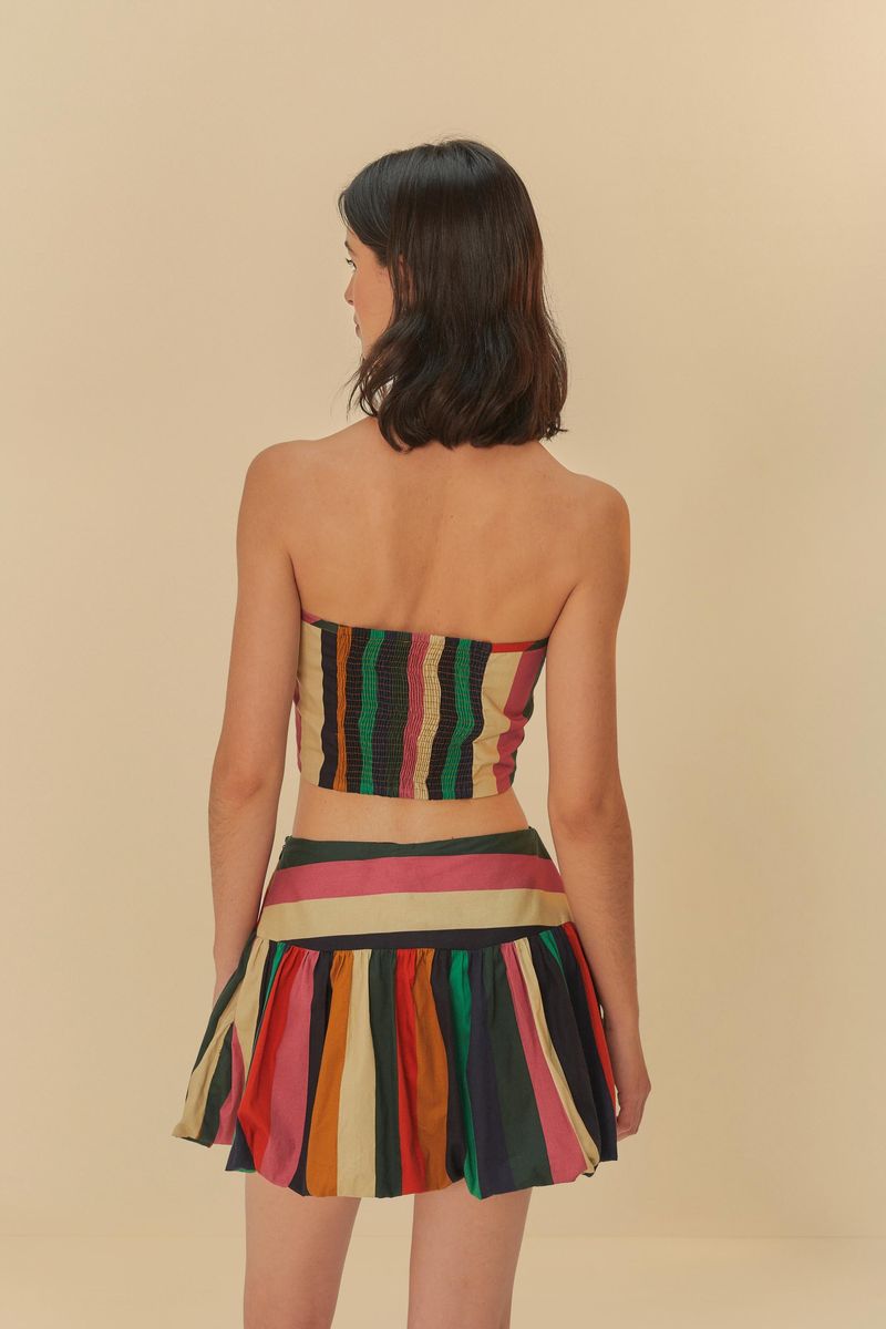 Vista-lateral-del-cropped-con-rayas-multicolor