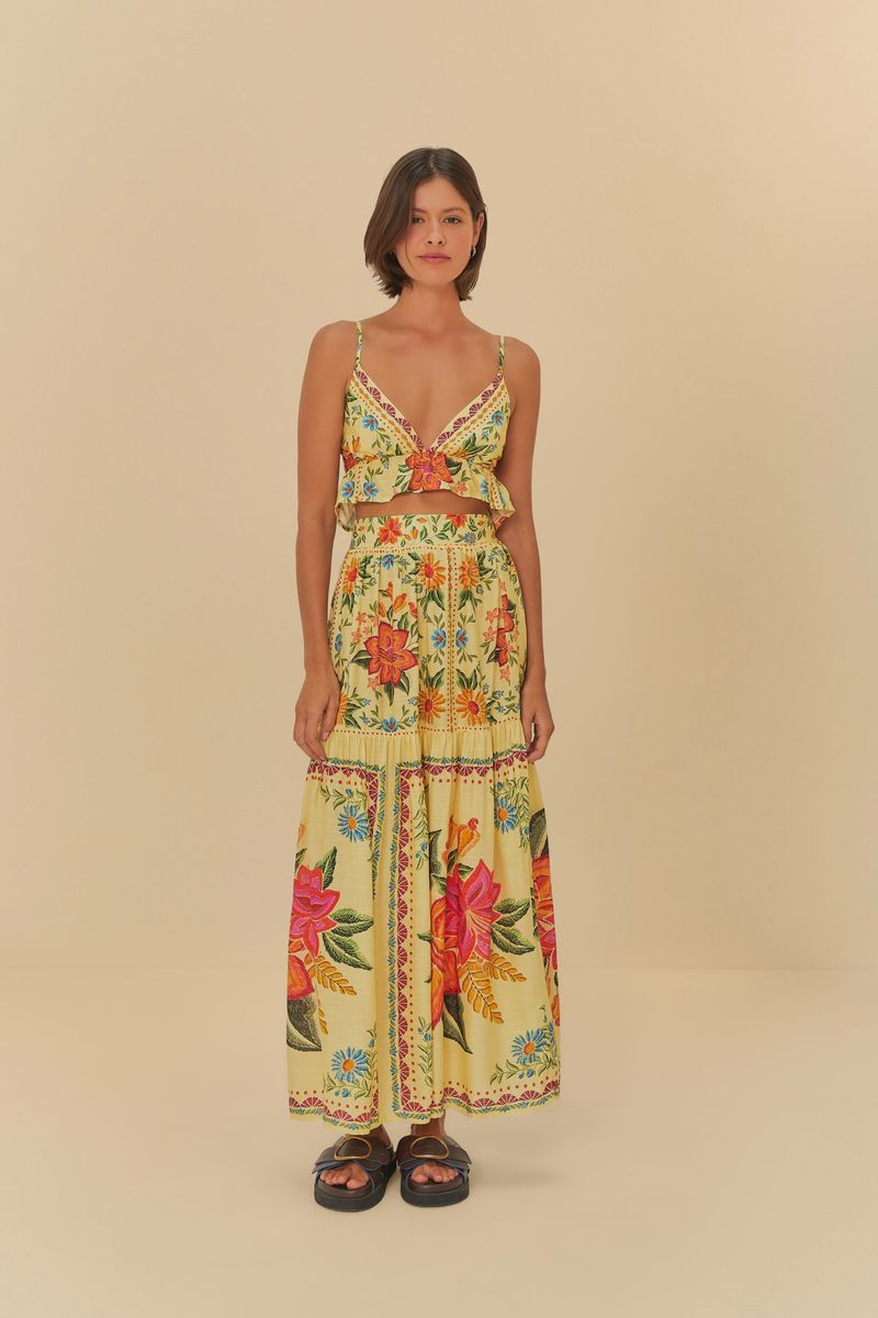 Imagen de un conjunto con top floral y falda larga a juego visto desde el frente.