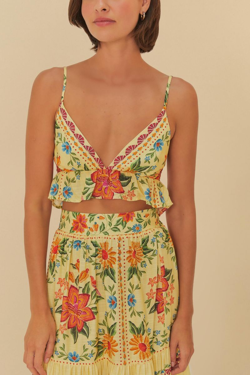 Imagen de un top floral con detalle de nudo central visto de cerca.