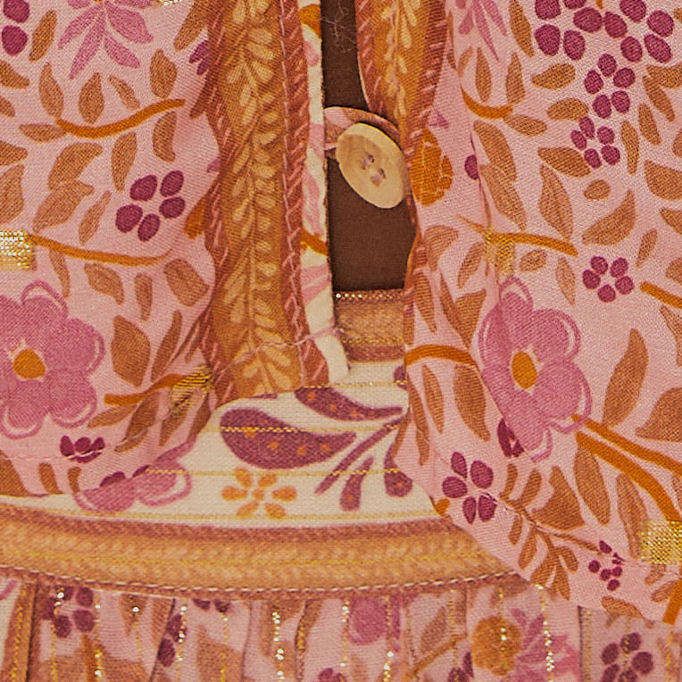 Imagen-de-un-detalle-del-estampado-floral-de-la-blusa-en-tonos-de-rosa-y-amarillo.