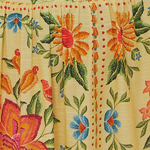 Imagen-de-un-conjunto-con-top-floral-y-falda-larga-a-juego-visto-desde-atras.