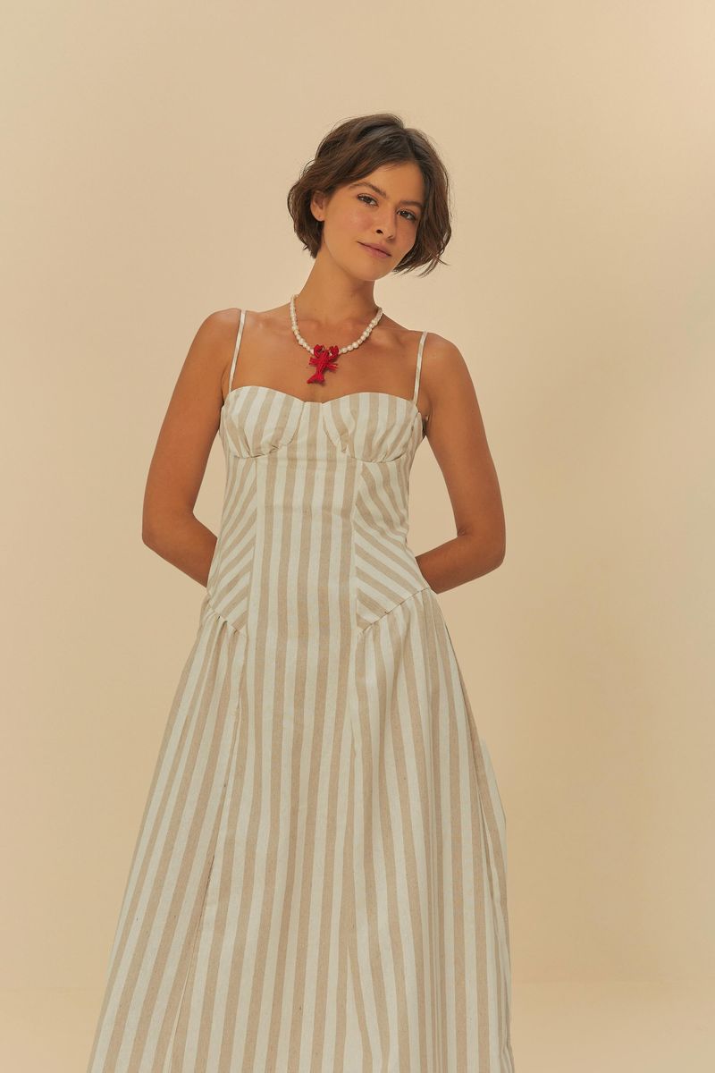 Modelo-con-vestido-a-rayas-bicolor-mostrando-detalle-del-escote-cuadrado.