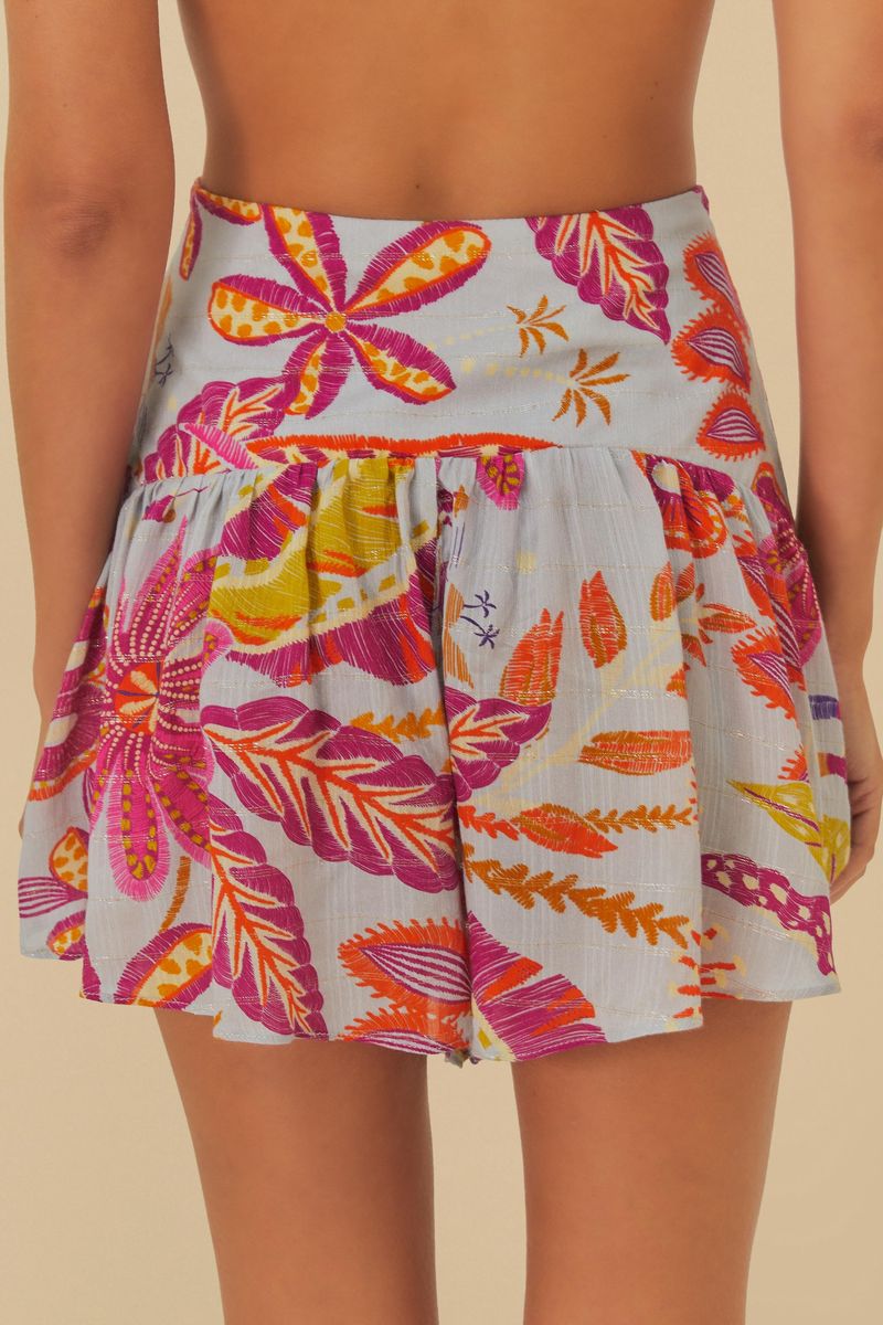 Vista trasera del short falda mostrando la cintura alta y estampado colorido.