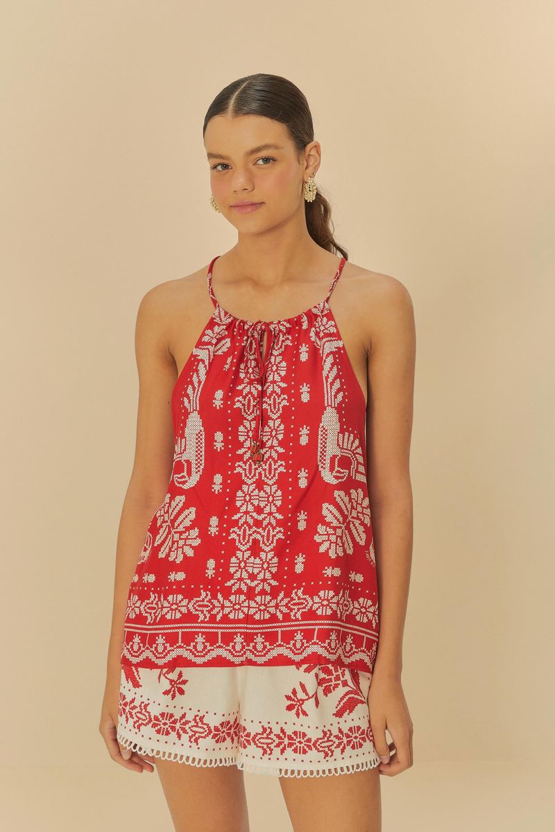 Camiseta sin mangas roja con bordado tropical vista de frente.
