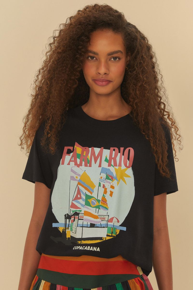 Modelo-vistiendo-camiseta-negra-con-estampado-geometrico-colorido-vista-frontal.