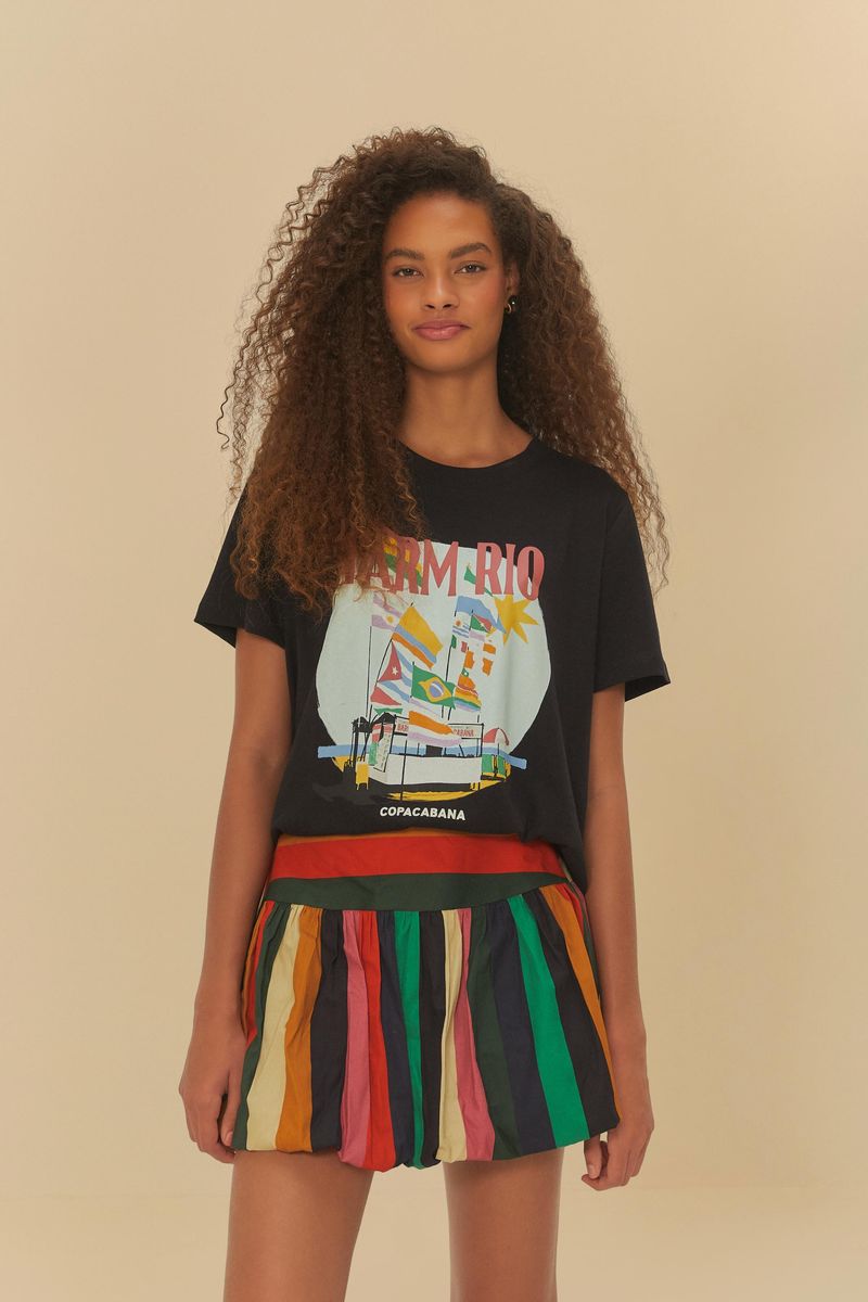 Modelo de pie, mostrando la camiseta negra con estampado geométrico, vista completa.