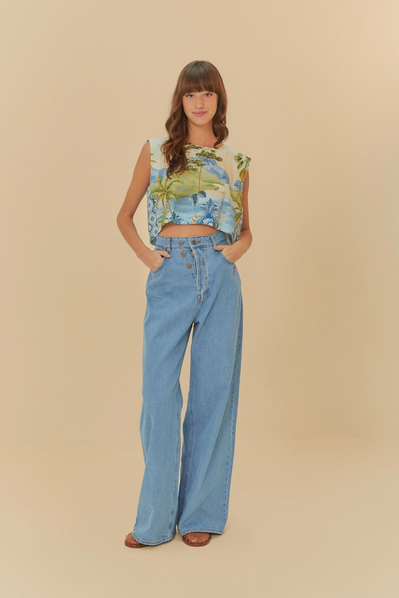 Blusa estampada con paisaje natural vista en ángulo lateral, combinada con pantalón de mezclilla.
