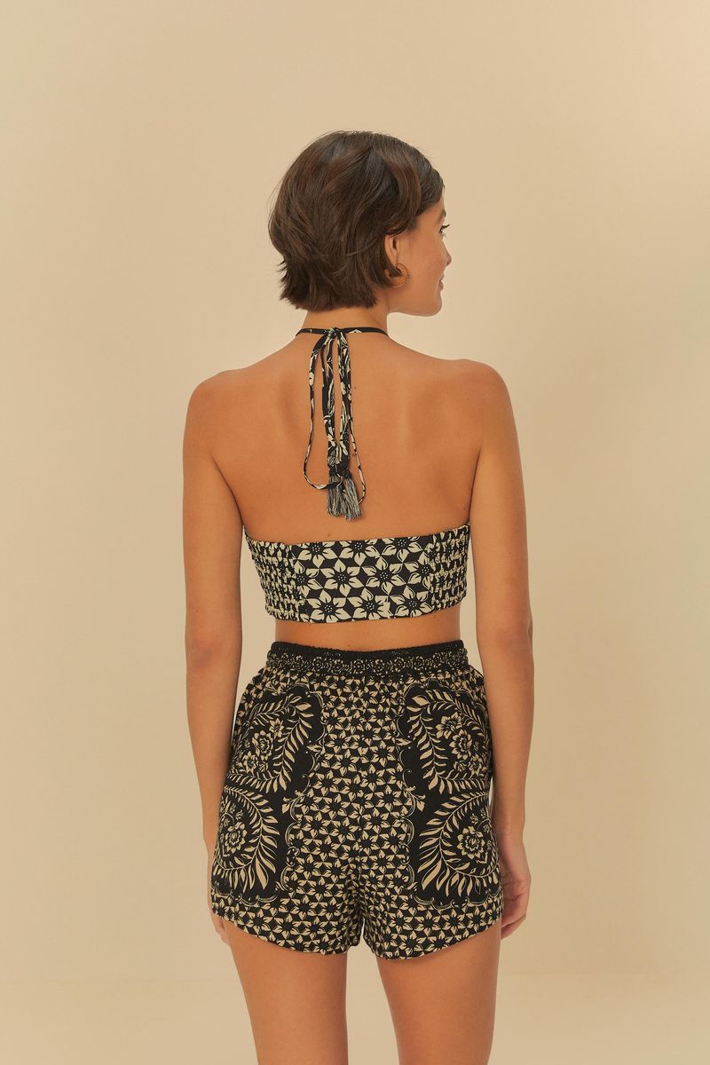 Vista-trasera-del-top-fascia-con-tirantes-ajustables-y-shorts-combinados.