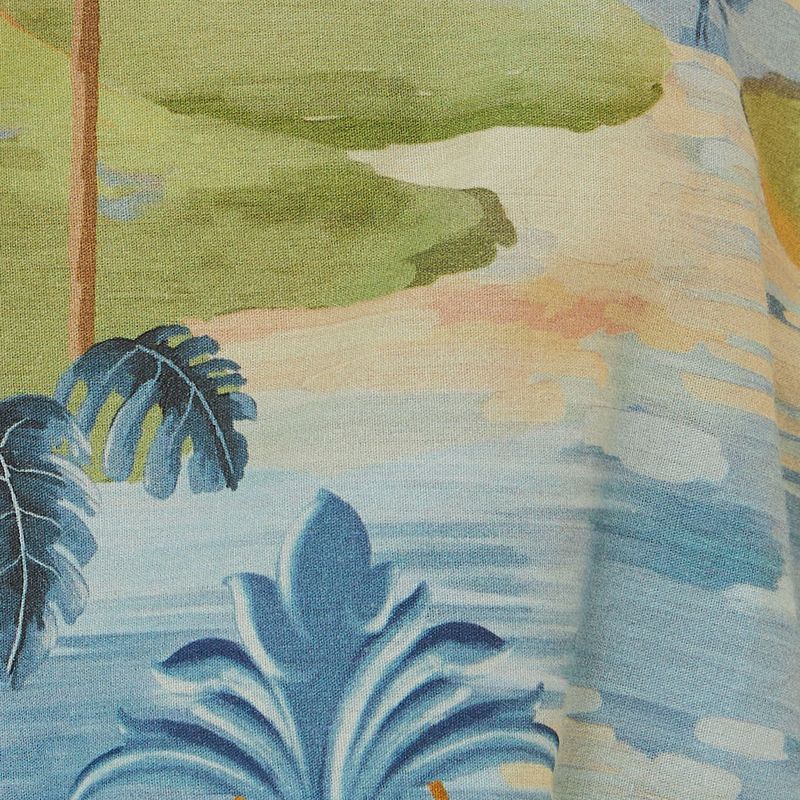 Detalle-del-estampado-de-la-blusa-con-elementos-de-paisaje-natural.