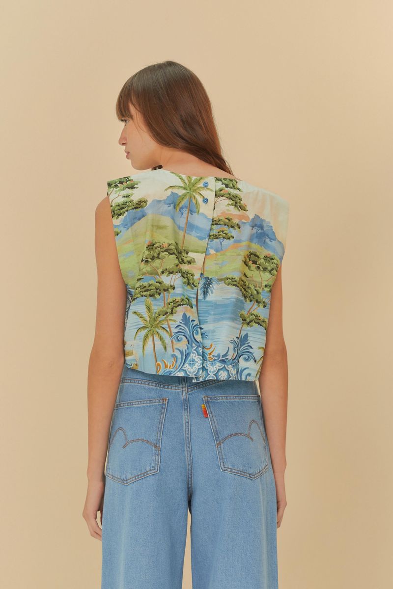 Blusa estampada con paisaje natural vista desde detrás, combinada con pantalón de mezclilla.