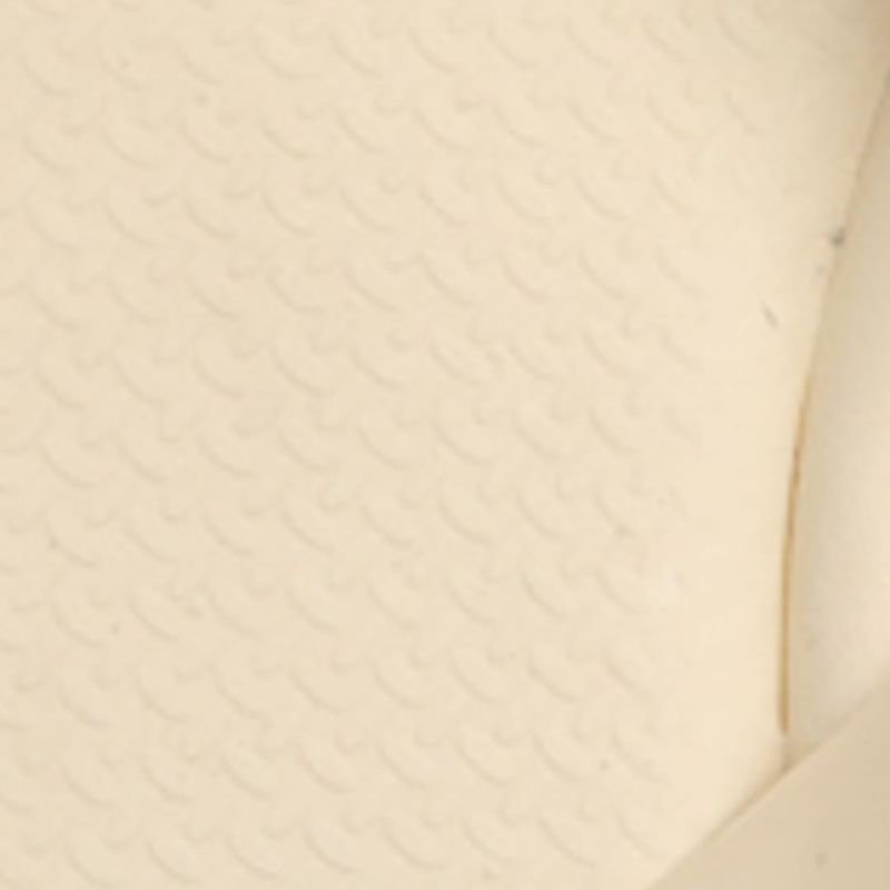 Imagen de un primer plano de la suela de la sandalia beige, destacando su textura.
