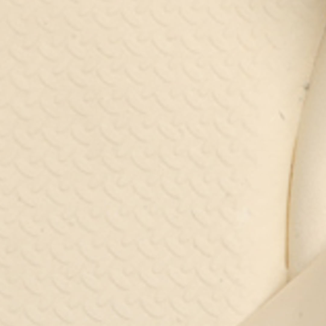 Imagen de un primer plano de la suela de la sandalia beige, destacando su textura.