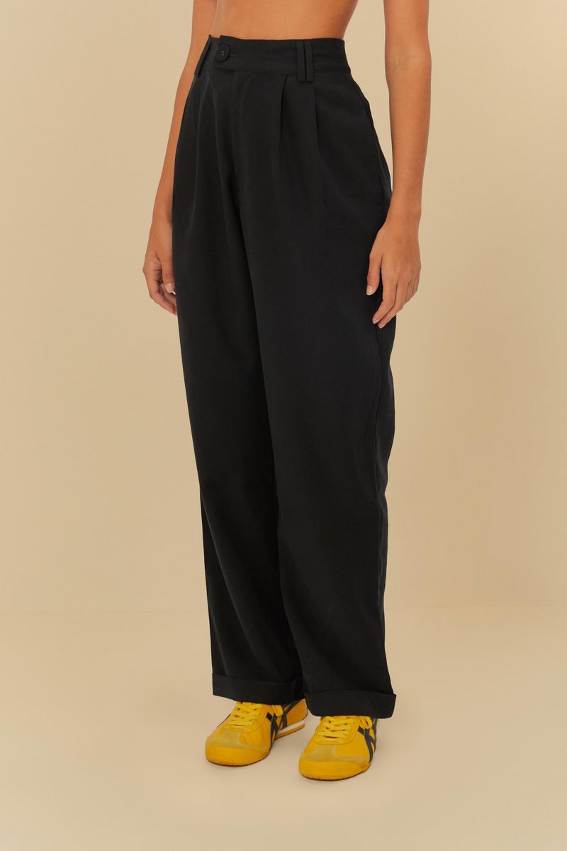 Pantalón negro de sastrería con pinzas, vista frontal, mostrando detalles del talle alto y ajuste por elástico.
