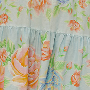 Acercamiento-al-corpiño-del-vestido-floral-mostrando-tiras-finas-y-diseño-detallado.