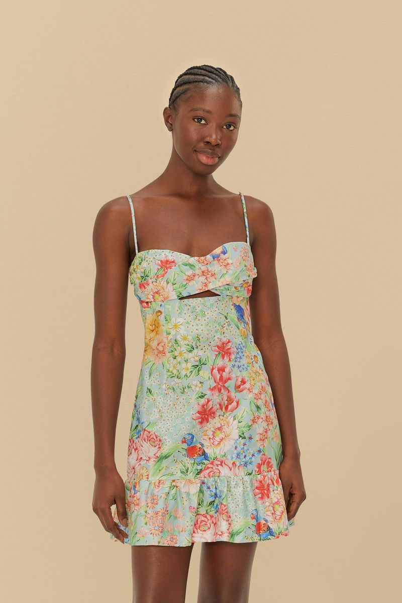 Vestido corto con estampado floral y de pájaros, tirantes finos y detalle de recorte frontal.