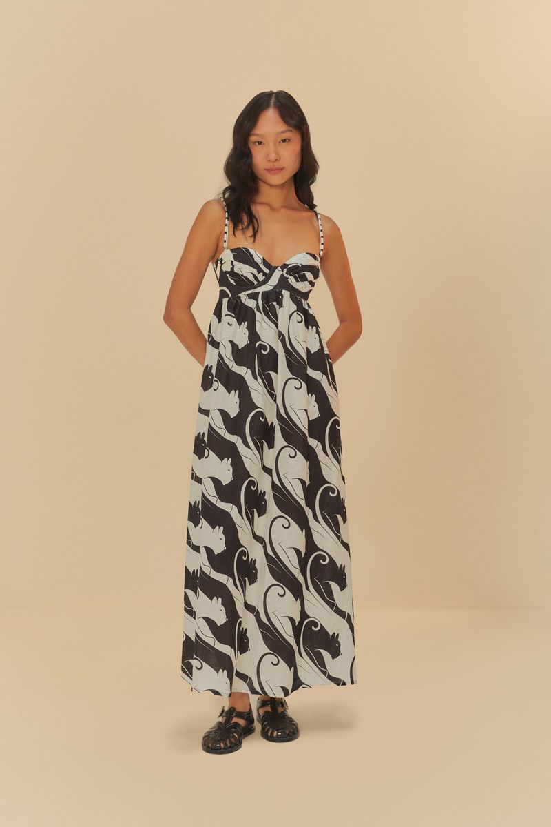 Vestido-largo-estampado-con-tirantes-delgados-y-escote-torcido-presentado-sobre-fondo-neutro.