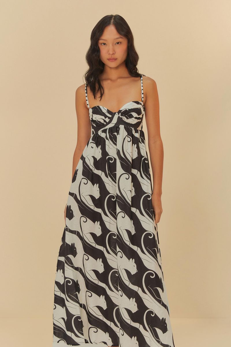 Vista-frontal-del-vestido-estampado-con-diseño-de-panteras-y-detalles-en-negro-y-beige.