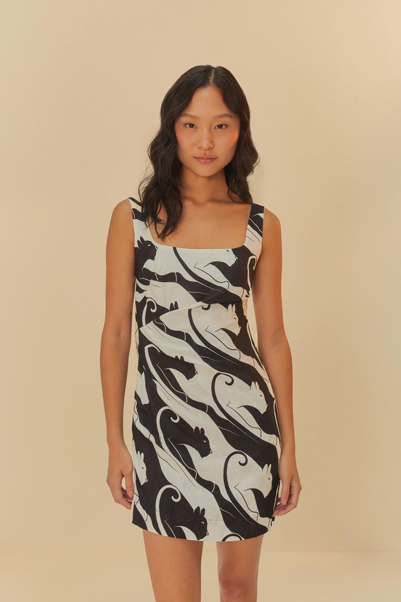 Modelo-usando-un-vestido-corto-con-estampado-de-panteras-en-blanco-y-negro-visto-desde-adelante.