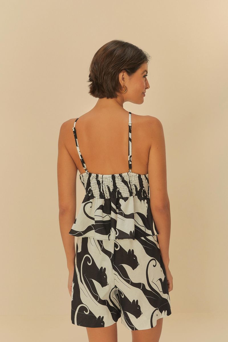 Vista trasera de la Blusa Panteras, con detalles del ajuste y la estampa.
