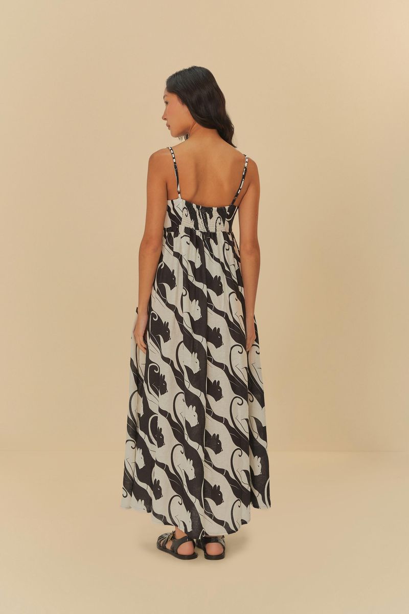 Detalle-del-escote-torcido-del-vestido-estampado-con-diseño-de-panteras.