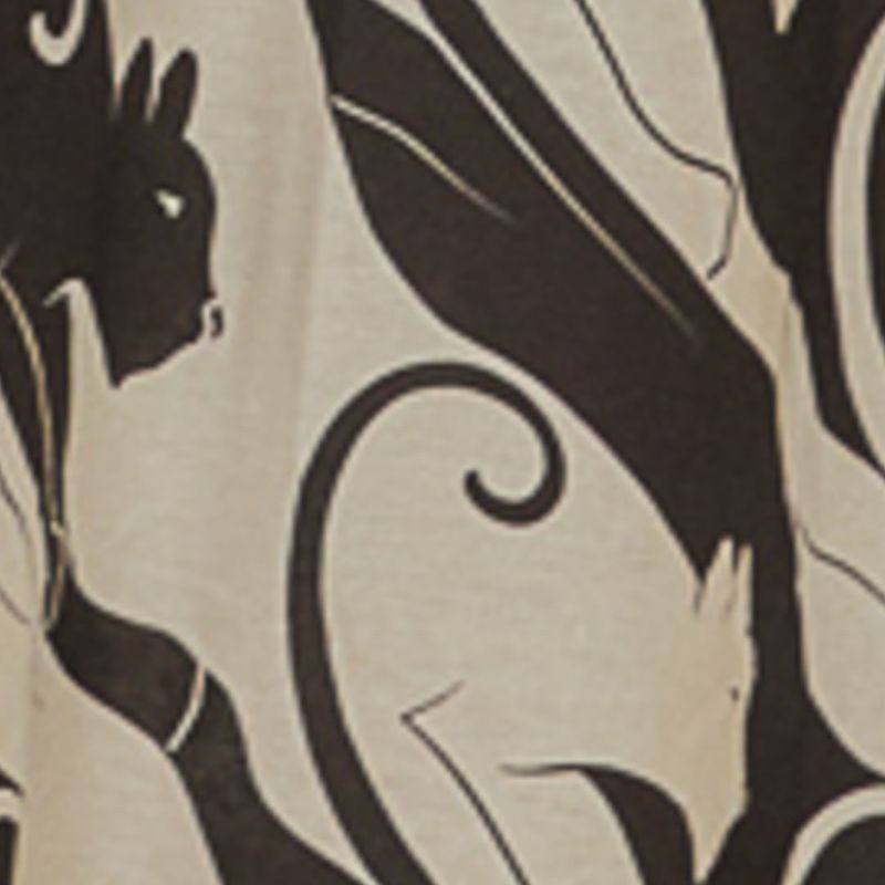 Primer-plano-del-diseño-de-panteras-en-la-estampa-del-vestido-destacando-los-elementos-decorativos.