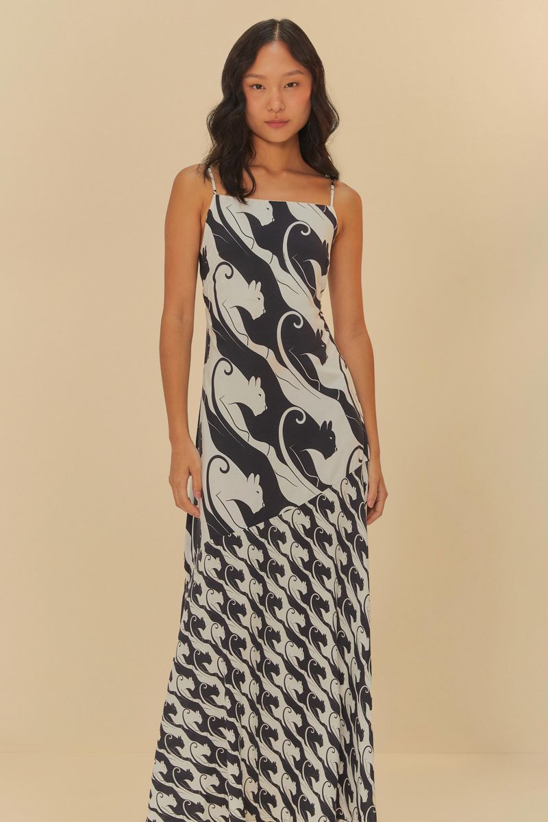 Modelo-usando-un-vestido-midi-con-estampado-de-panteras-sobre-fondo-claro-vista-trasera.