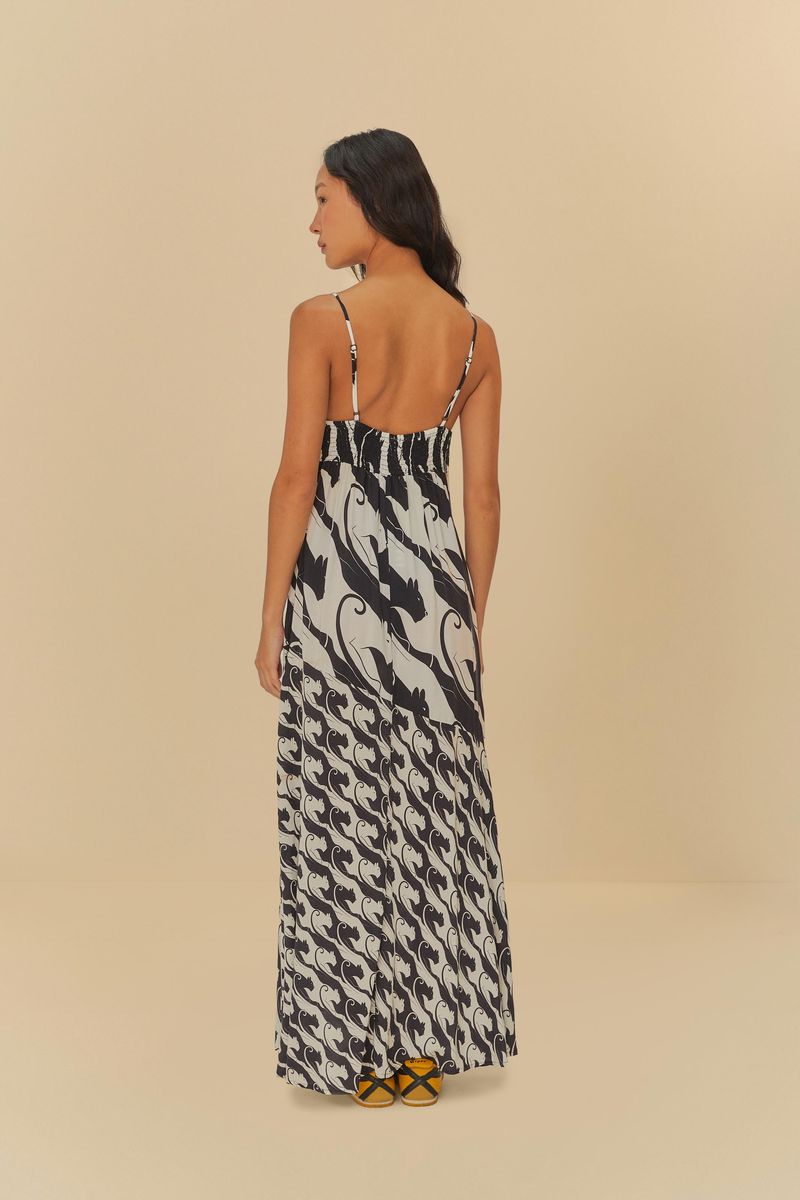Detalle-del-estampado-de-panteras-del-vestido-midi.