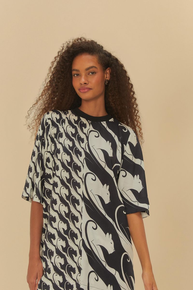 Imagen de un vestido estilo camiseta con estampado de panteras en negro y blanco, exhibido en un fondo neutro.