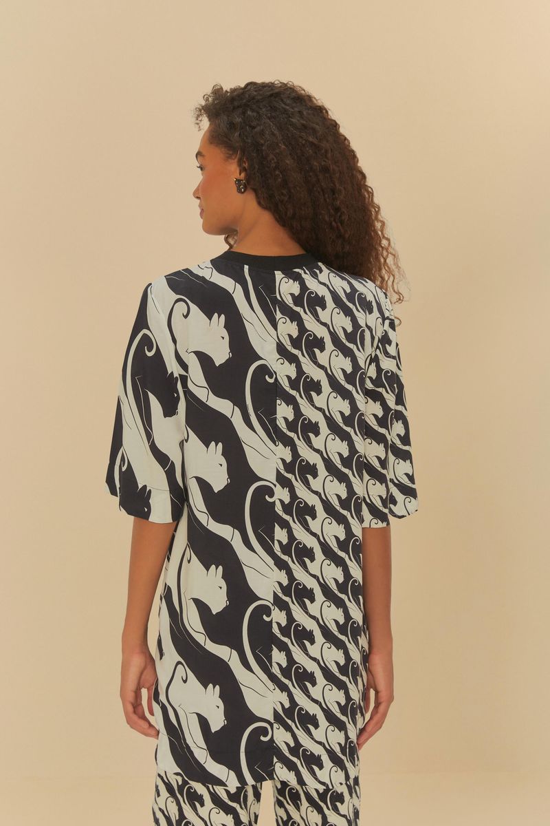 Vista trasera del vestido estilo camiseta con estampado de panteras, mostrando el diseño completo.