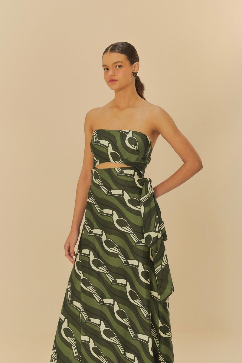 Vestido-largo-estampado-con-diseño-grafico-de-tucanes-en-tonos-verdes-visto-desde-el-lado.