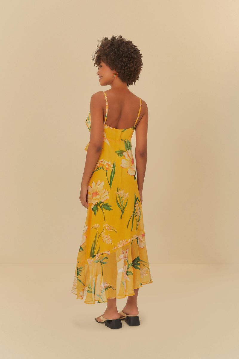 Detalle del escote en V del vestido amarillo con estampado floral.