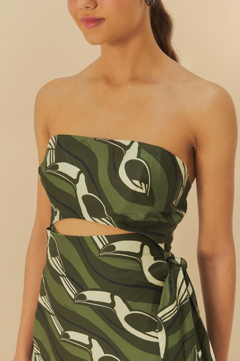 Detalle-del-escote-palabra-de-honor-del-vestido-estampado-con-diseño-grafico-de-tucanes.