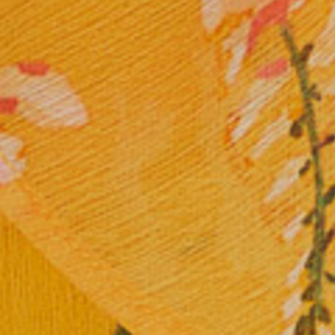 Detalle del estampado floral del vestido amarillo.