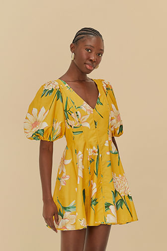 Vestido-corto-con-estampado-floral-sobre-fondo-amarillo-escote-en-V-y-mangas-abullonadas.