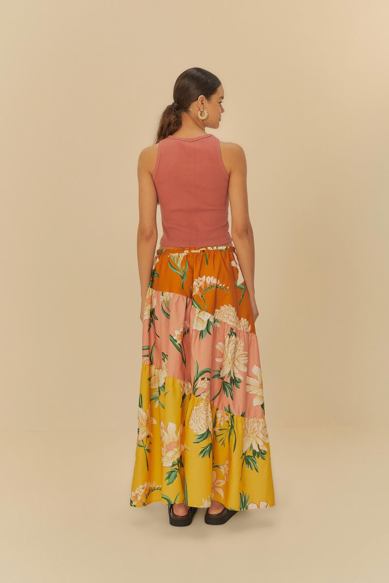 Vista trasera de la falda floral con longitud maxi y diseño detallado.