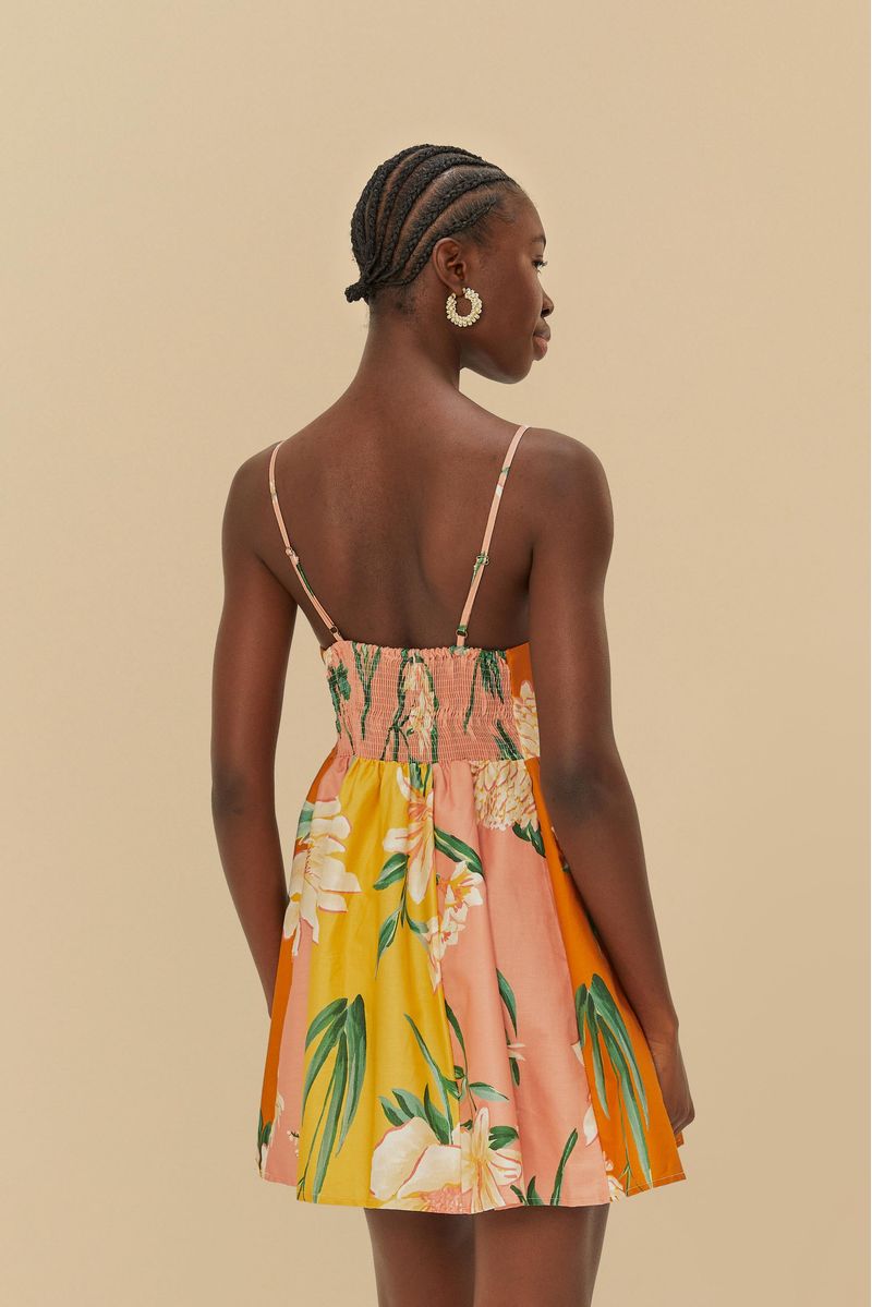 Vista trasera del vestido corto floral con tirantes finos y ajuste elástico.