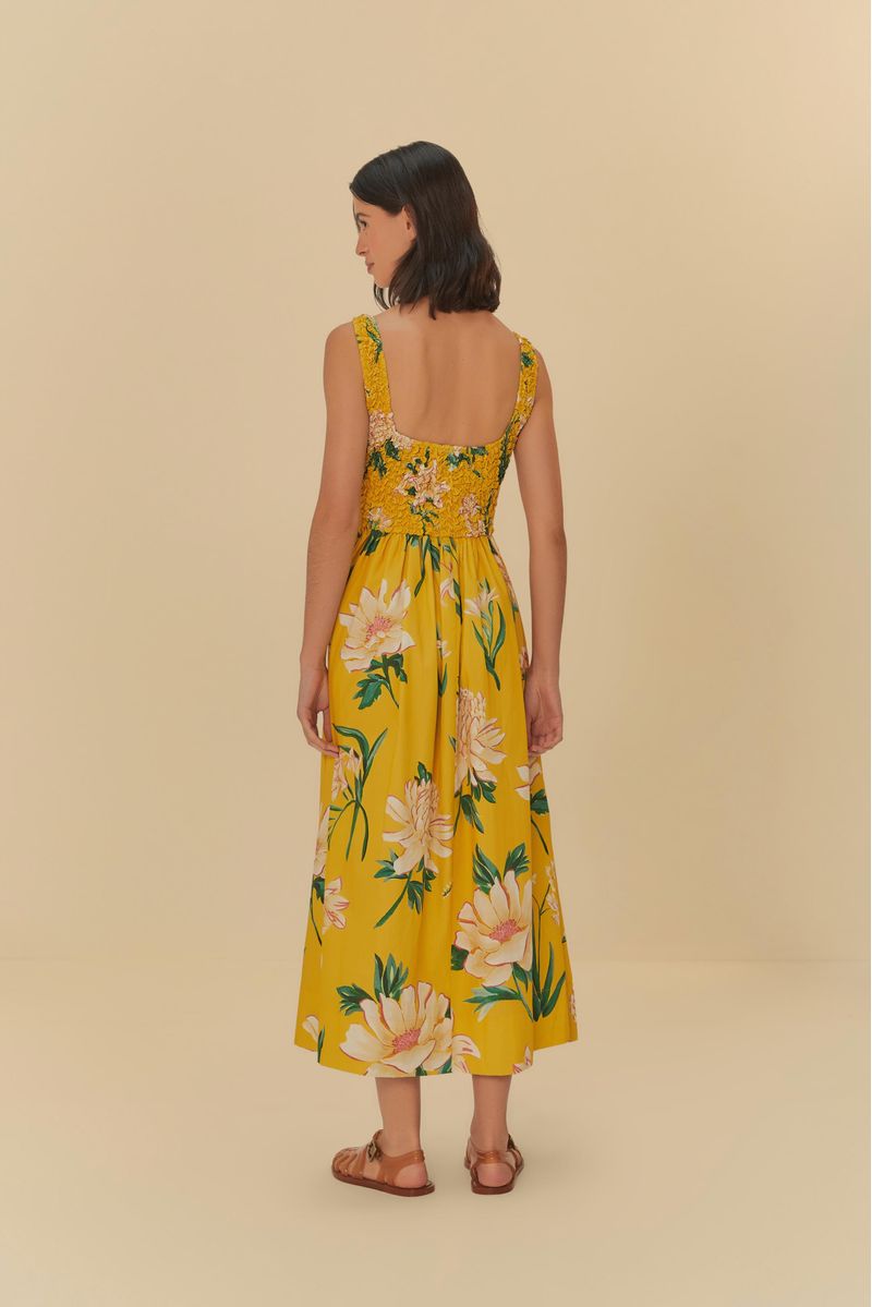 Vista lateral del vestido largo floral amarillo con estampado de flores.