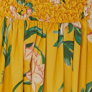Detalle-del-borde-del-vestido-largo-floral-amarillo-con-estampado-de-flores.
