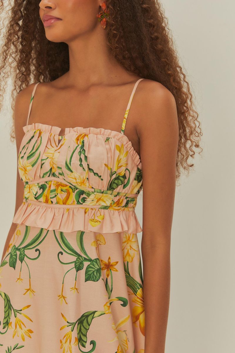 Detalle del corpiño del vestido estampado con diseño tropical y tirantes delgados.