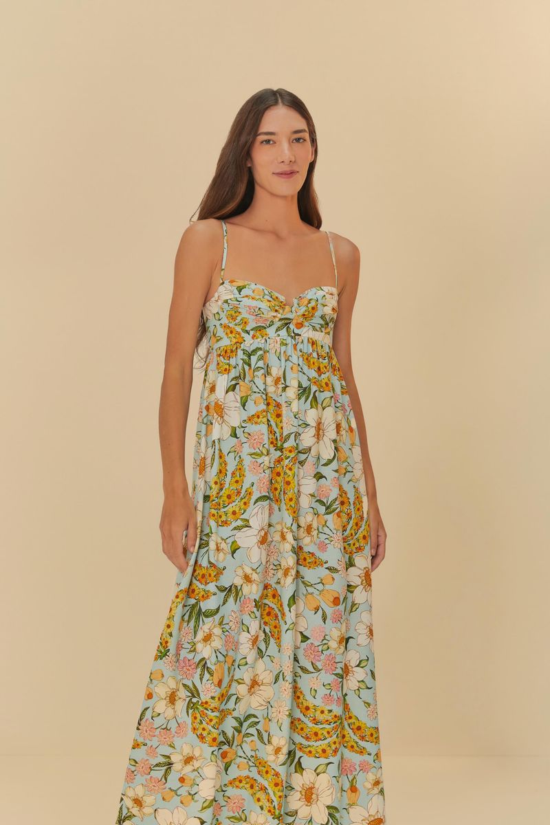 Vestido-estampado-con-tirantes-finos-y-estampado-floral-tropical-visto-de-frente.