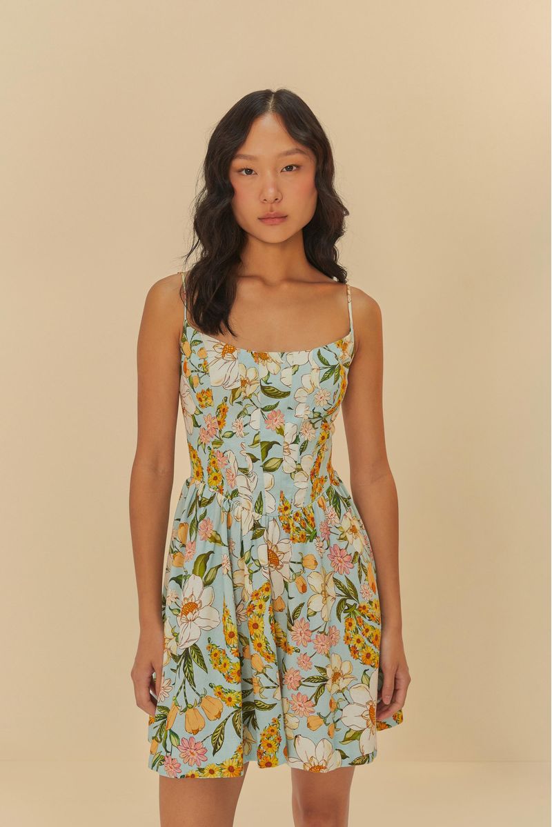 Modelo-usando-vestido-corto-floral-con-tirantes-delgados-vista-frontal.