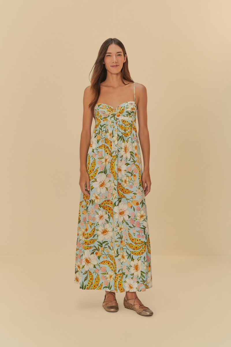Vestido-estampado-con-estampado-floral-tropical-visto-de-frente-en-longitud-total.