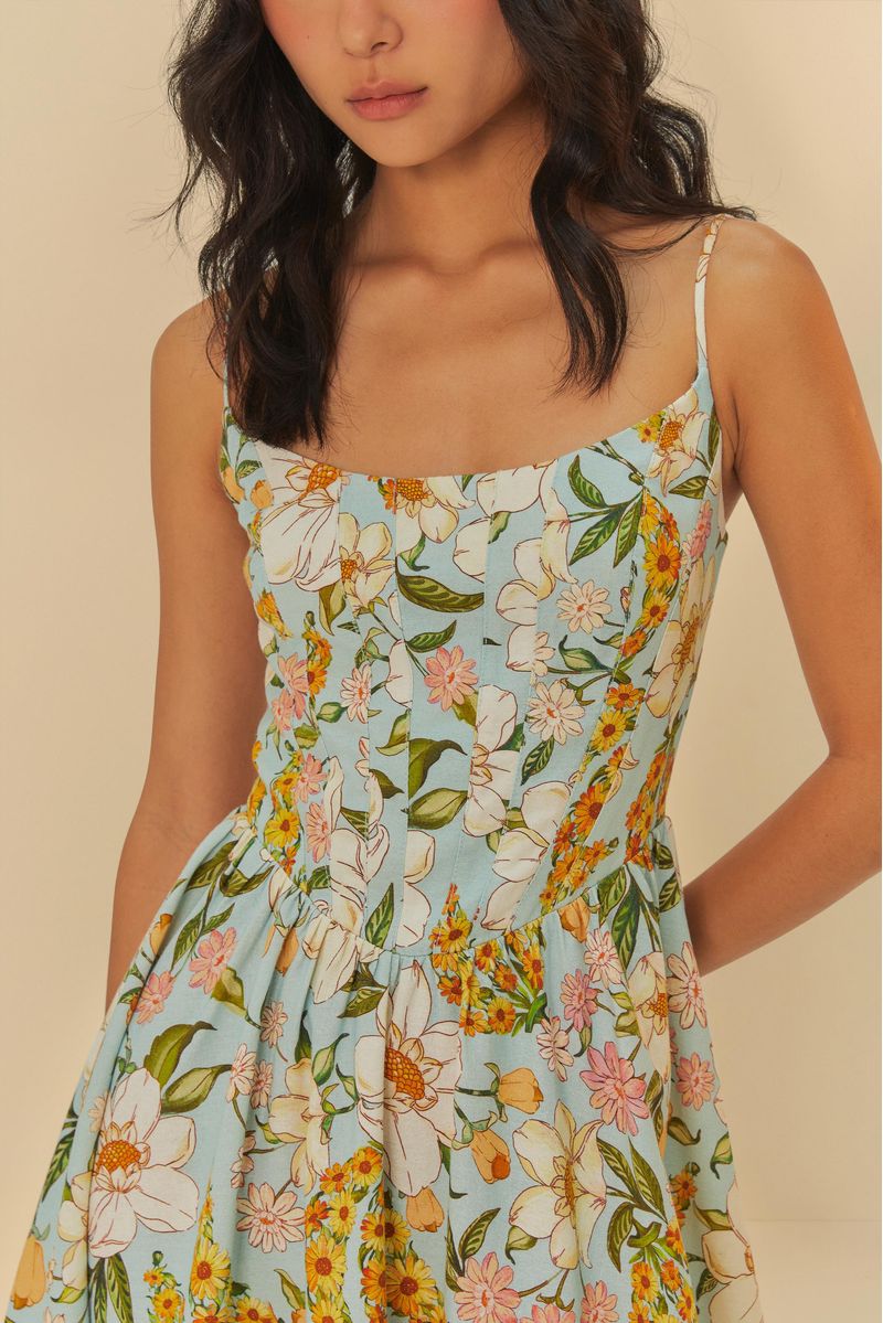 Primer-plano-del-escote-redondo-del-vestido-floral.