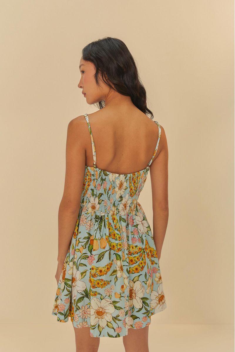 Modelo-de-perfil-usando-vestido-floral-mostrando-el-lado.