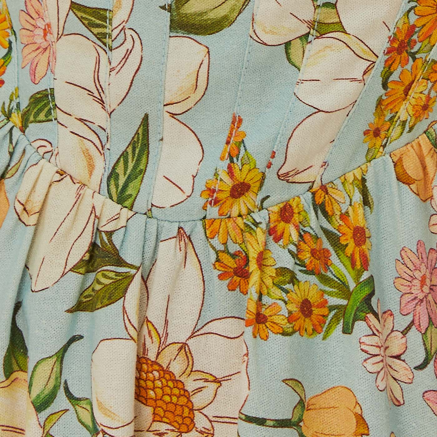 Vista-trasera-del-vestido-corto-floral-con-detalle-de-estampado.