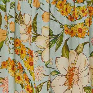 Vista-lateral-del-vestido-estampado-con-diseño-floral-tropical.