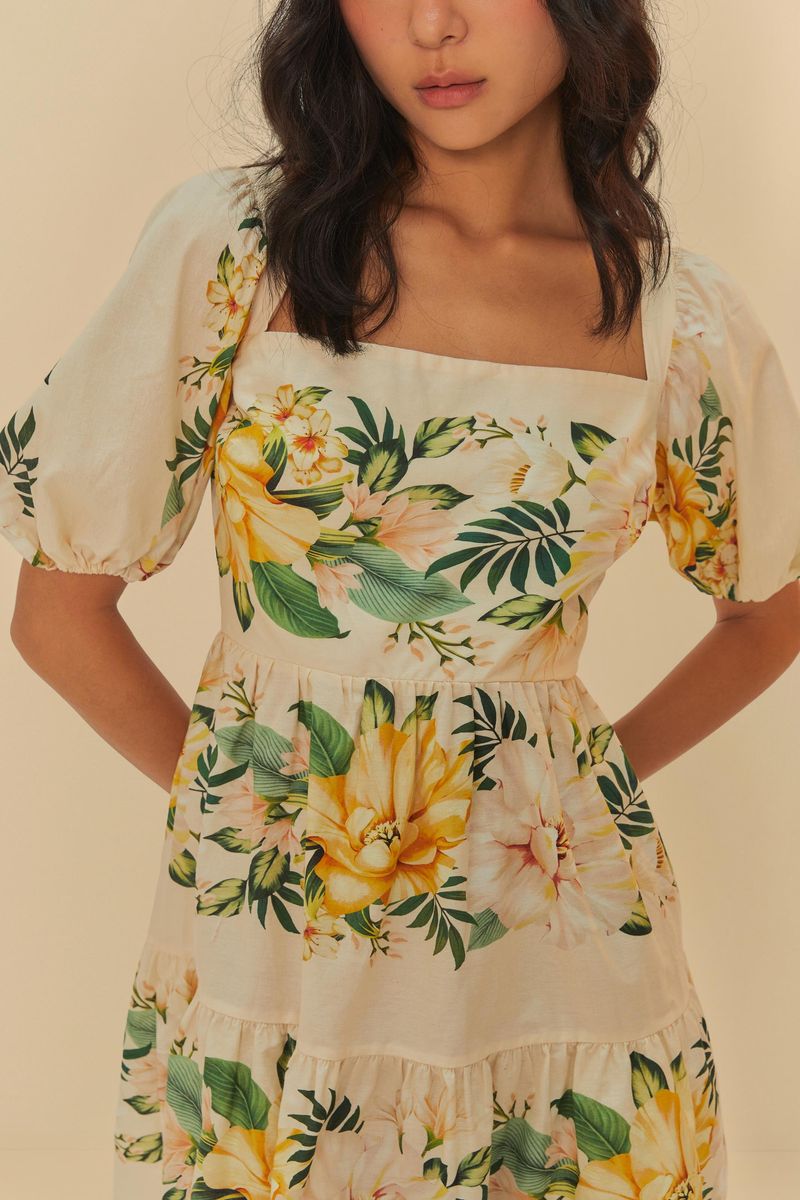 Detalle del escote cuadrado y mangas cortas del Vestido Corto Floral Camille.